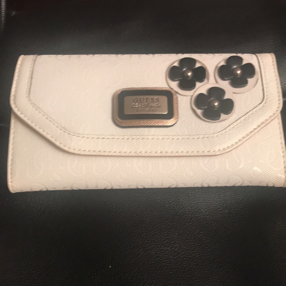 NEW Guess Flower Wallet

Lowest Offer….$45